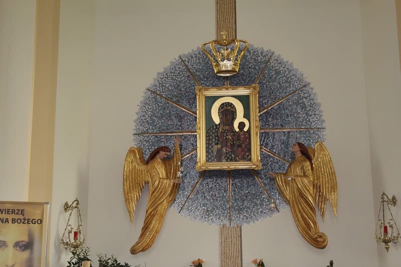 Złocone rzeźbione anioły przy ikonie Matki Boskiej Częstochowskiej